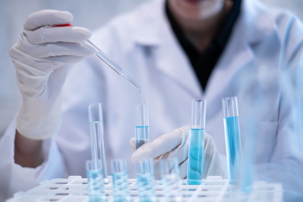 Shutterstock_preventionrisqueschimiquesprofessionnels-5