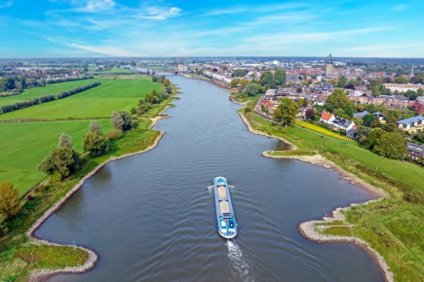 Shutterstock_transportvoiefluviale-6