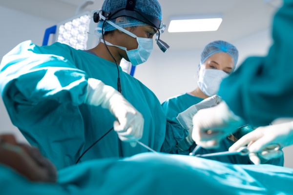 Shutterstock_infirmiersblocoperatoire-2