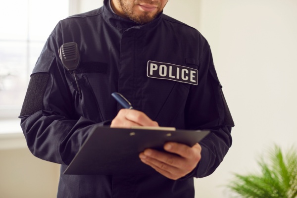 Shutterstock_mecenatsalariepolice-2