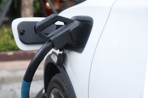 Shutterstock_voitureelectriqueenvironnment-2