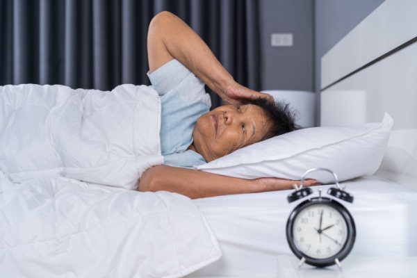 shutterstock_accueilpersonnesageesnuit