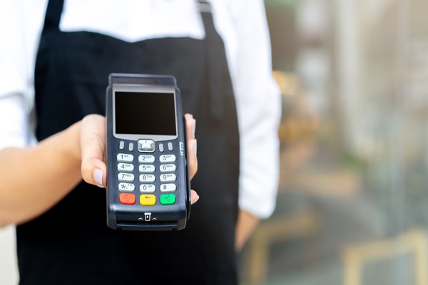 Close,Up,Waitress,Worker,Hand,Showing,An,Electronic,Banking,Money