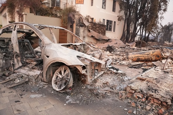 Palisades,Home,Survived,And,Car,Destroyed,In,The,Fire