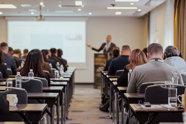 Business,Conference,Audience,Listening,To,Professional,Speaker,In,Seminar,Room.