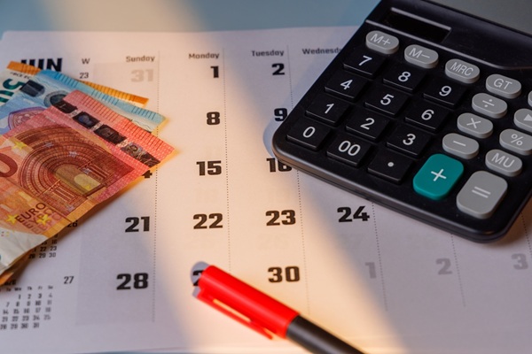 Accounting,Deadline,Concept,With,Euro,Money,And,A,Marked,Calendar.
