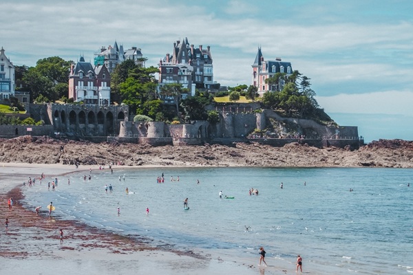Beach,And,Historic,Villas,In,Dinard,,Brittany,,France