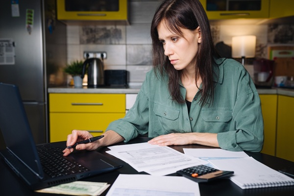 Woman,Calculate,And,Filling,Us,Tax,Form,1040,In,Tax