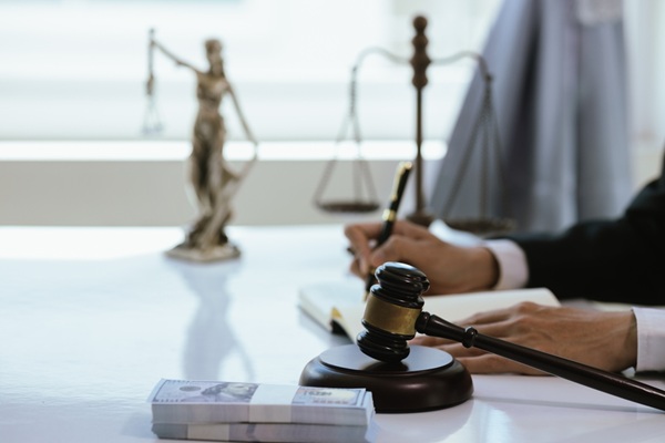 A,Professional,Lawyer,Advises,A,Client,In,A,Corporate,Office,