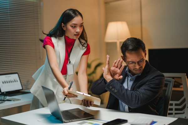Asian,Businesspeople,Working,Late,Night,In,Office,,Woman,Arguing,With