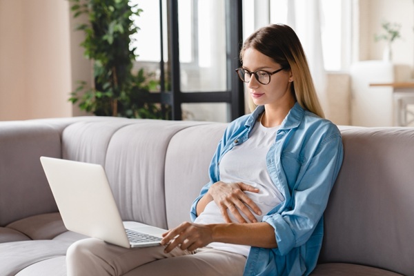 Future,Mom,Mother,Pregnant,Young,Caucasian,Woman,Watching,Webinars,About