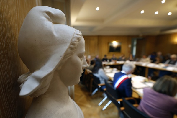 Close-up,Of,A,Bust,Of,Marianne,In,Front,Of,A