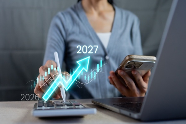 Businesswoman,Planning,Financial,Growth,And,Stock,Market,Forecast,Chart,From