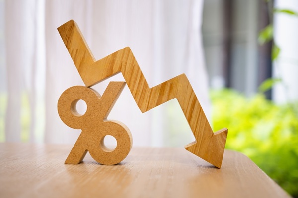 Wooden,Percentage,Sign,With,A,Falling,Down,Arrow,Graph.,Concept