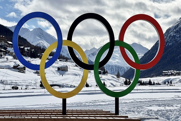 Livigno,,Italy,-,February,12,,2026:,Olympic,Rings,Sculpture,In