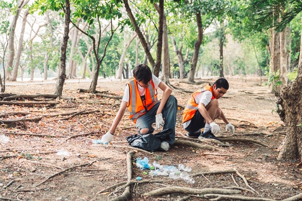 Volunteer,Teamwork,Of,Asian,Teenage,Boys,Clean,Up,Garbage,During