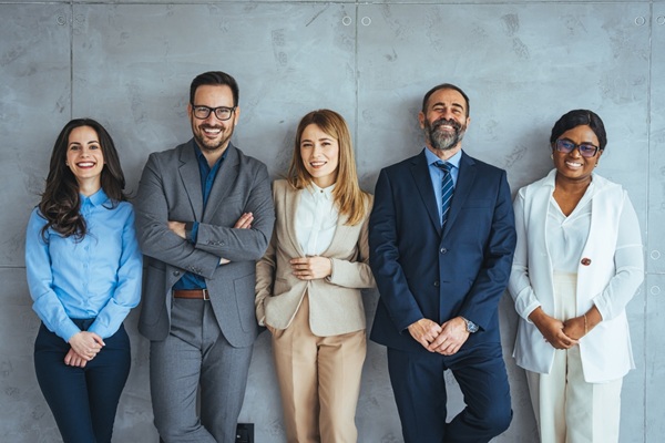 Studio,Portrait,Of,A,Group,Of,Businesspeople,Posing,Against,A